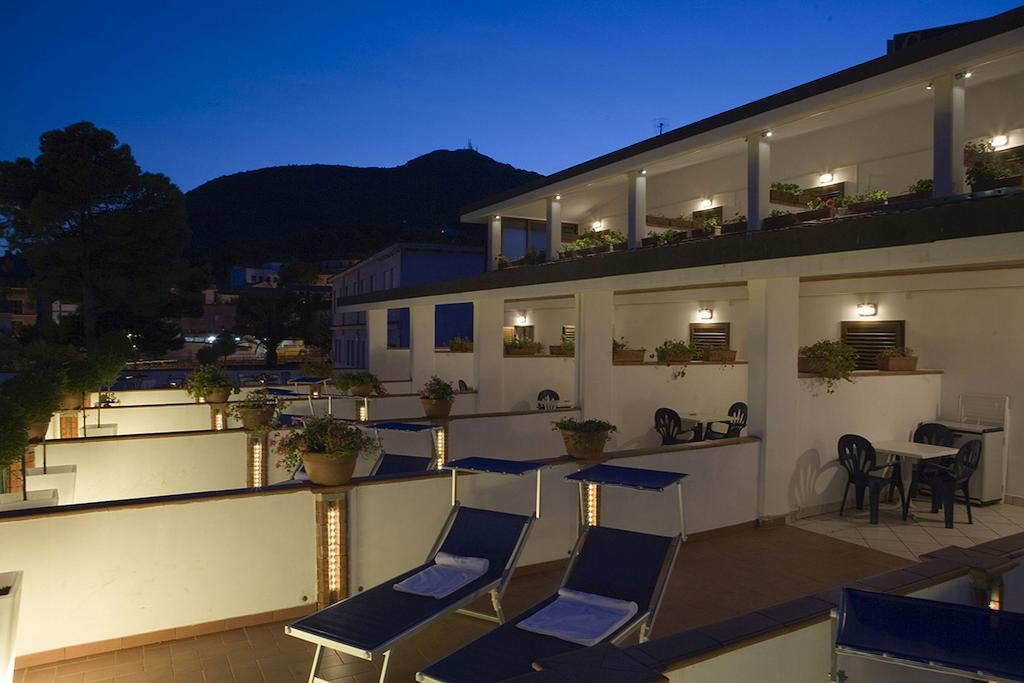 Hotel Ristorante Cavaliere สการีโอ ภายนอก รูปภาพ