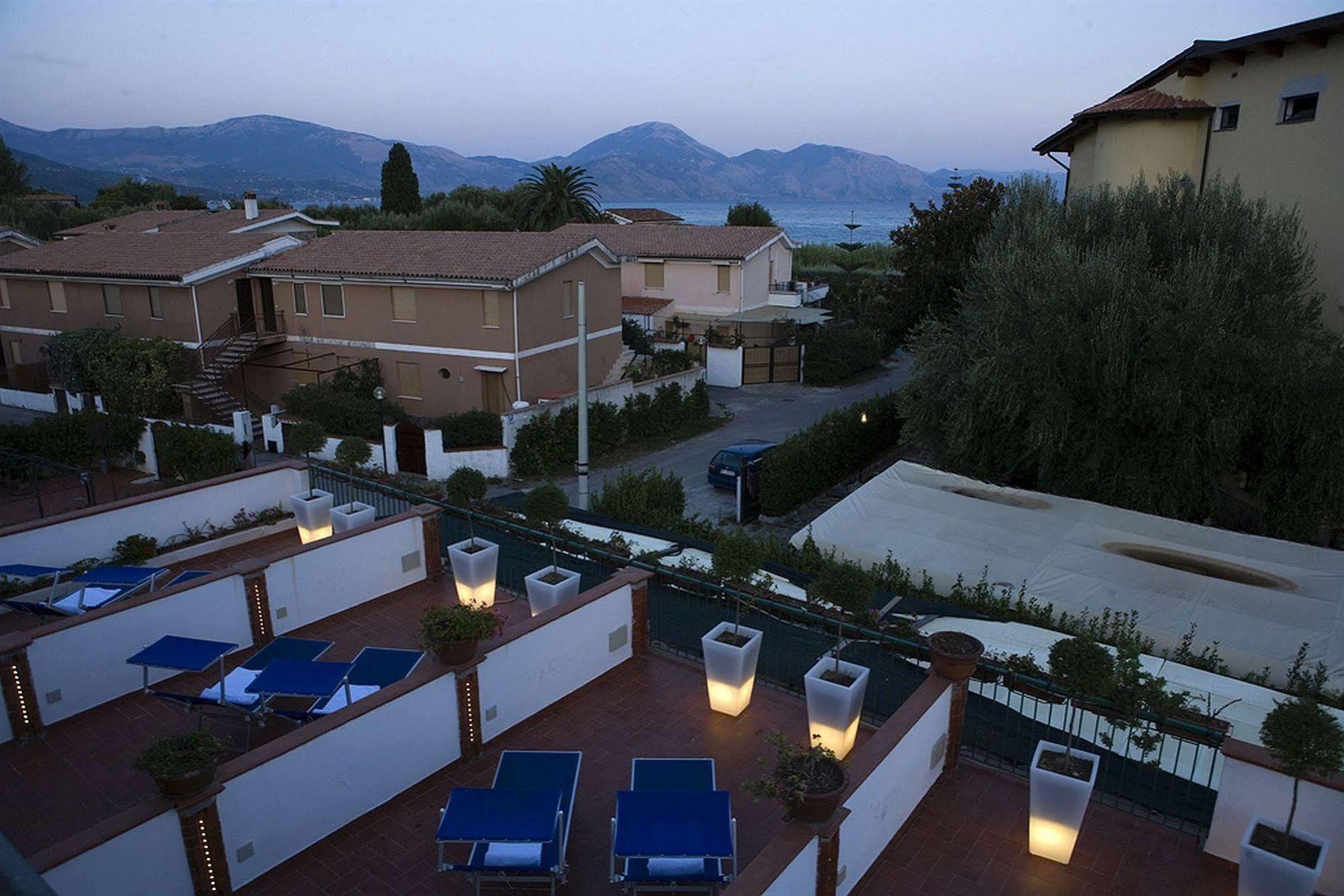 Hotel Ristorante Cavaliere สการีโอ ภายนอก รูปภาพ